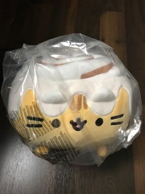 NEW Gund Pusheen The Cat Catfe Cinnamon Roll Plush Toy Soft Cute Squisheen